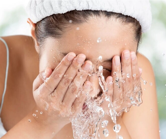 3 thói quen rửa mặt mùa đông tưởng sạch lại khiến da khô nẻ mặt đọng chất bẩn lỗ chân lông càng nở to - 1