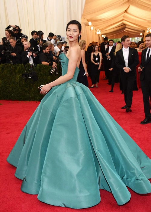 4 cặp chân hái ra tiền trên sàn diễn quốc tế 2014 - 16