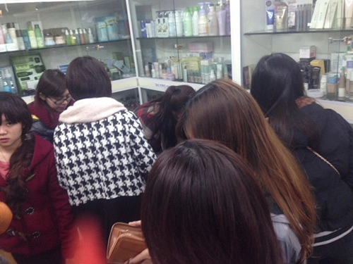 8-3 phái nữ hà nội đội mưa mua mỹ phẩm - 2