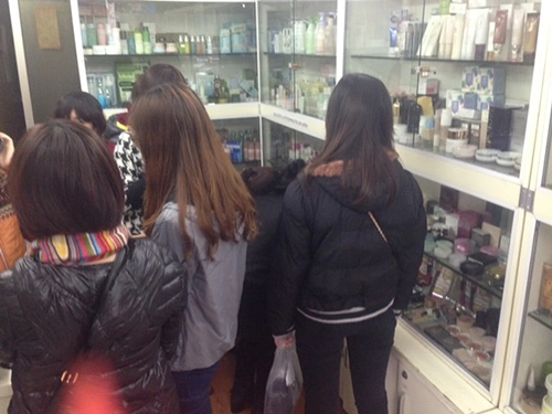 8-3 phái nữ hà nội đội mưa mua mỹ phẩm - 3