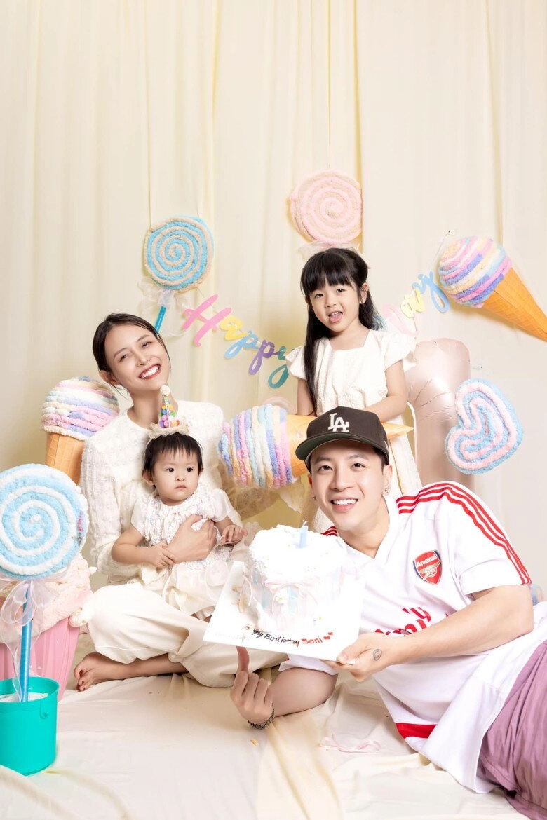 Á hậu chân dài 1m2 từng gây sốt khi đứng cạnh ngọc trinh sinh 2 con cho hồng hài nhi dáng nuột nà thấy mê - 5