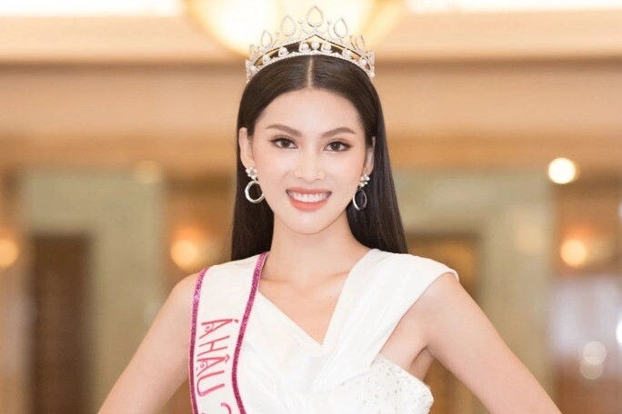 Á hậu việt nam có gương mặt đẹp nhất từ chối thi miss universe được chồng rước bằng siêu xe 10 tỷ giờ ra sao - 1