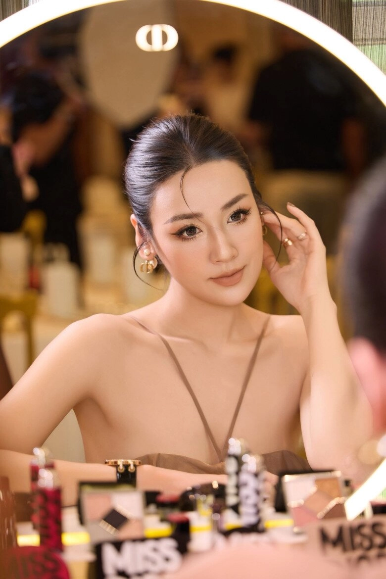 Á hậu việt nam sinh 2 con vẫn đẹp khó tin thay đổi một điểm đến vợ nsnd công lý cũng phải khen - 12