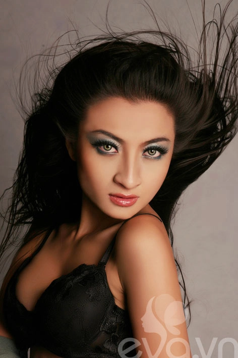 Bạn gái lương thế thành cởi áo khoe ngực đầy - 3