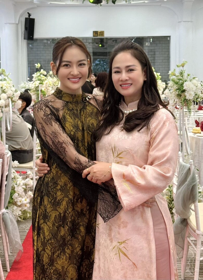 bạn gái mạnh trường hiếm hoi khoe nhan sắc mẹ ruột trẻ đẹp như chị em sinh đôi khiến con gái cũng phải xách dép - 1