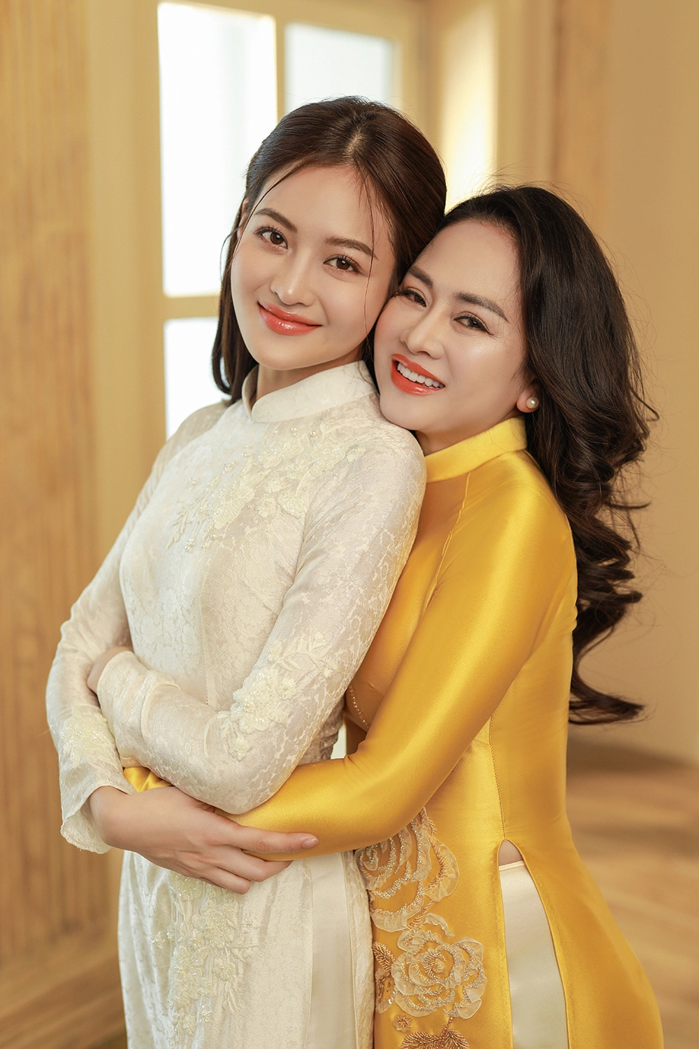 bạn gái mạnh trường hiếm hoi khoe nhan sắc mẹ ruột trẻ đẹp như chị em sinh đôi khiến con gái cũng phải xách dép - 3