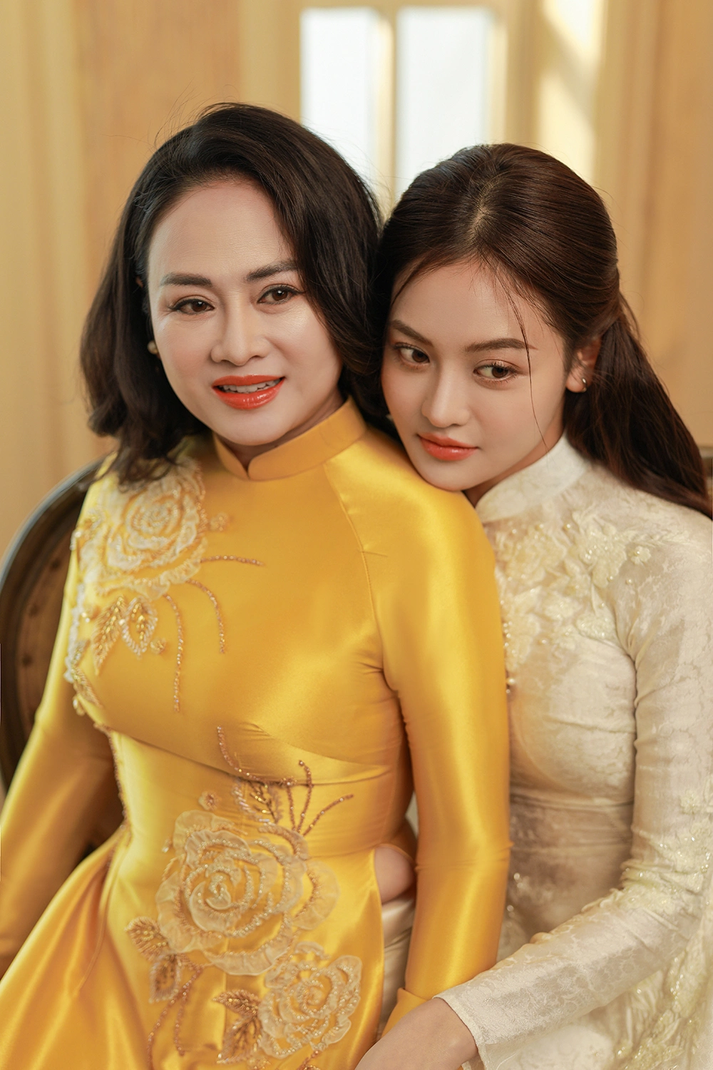 bạn gái mạnh trường hiếm hoi khoe nhan sắc mẹ ruột trẻ đẹp như chị em sinh đôi khiến con gái cũng phải xách dép - 4