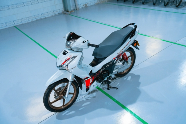 Cận cảnh chi tiết honda wave 125 r special edition profender vừa được nhập về nước ta - 1