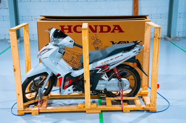 Cận cảnh chi tiết honda wave 125 r special edition profender vừa được nhập về nước ta - 3