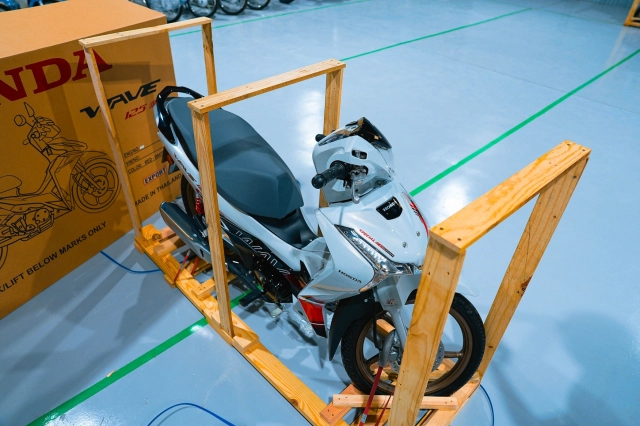 Cận cảnh chi tiết honda wave 125 r special edition profender vừa được nhập về nước ta - 4