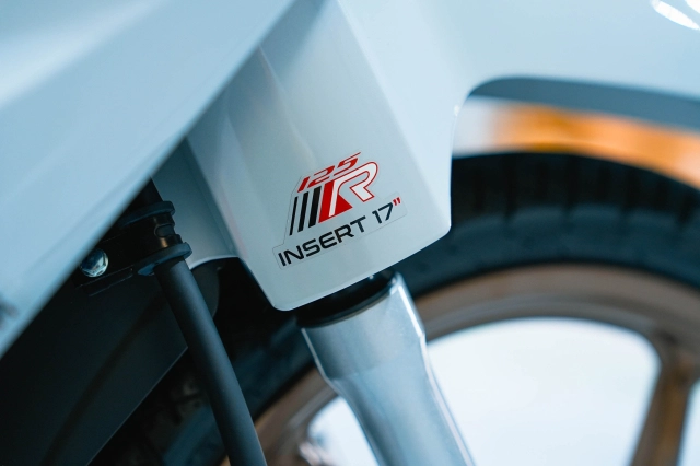 Cận cảnh chi tiết honda wave 125 r special edition profender vừa được nhập về nước ta - 9