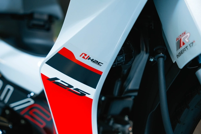 Cận cảnh chi tiết honda wave 125 r special edition profender vừa được nhập về nước ta - 10