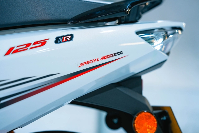 Cận cảnh chi tiết honda wave 125 r special edition profender vừa được nhập về nước ta - 12