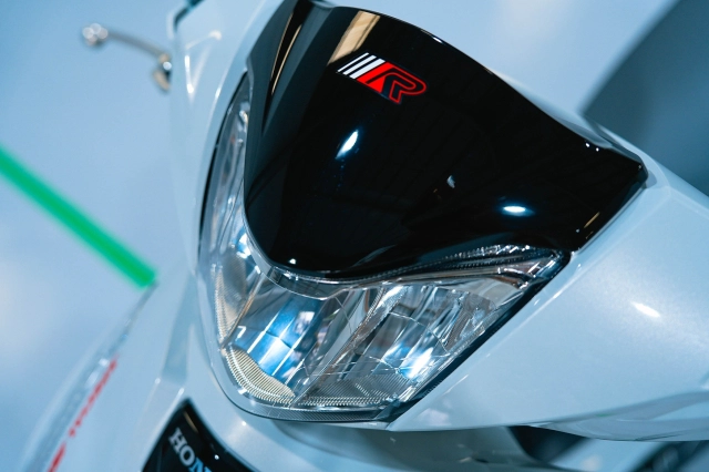 Cận cảnh chi tiết honda wave 125 r special edition profender vừa được nhập về nước ta - 13