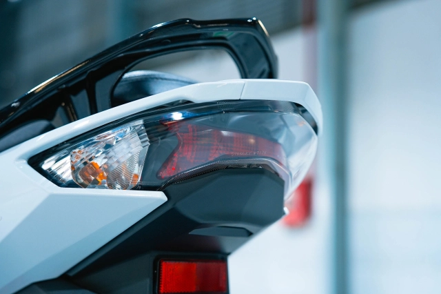 Cận cảnh chi tiết honda wave 125 r special edition profender vừa được nhập về nước ta - 15