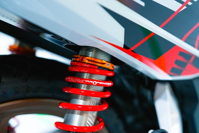 Cận cảnh chi tiết honda wave 125 r special edition profender vừa được nhập về nước ta - 17