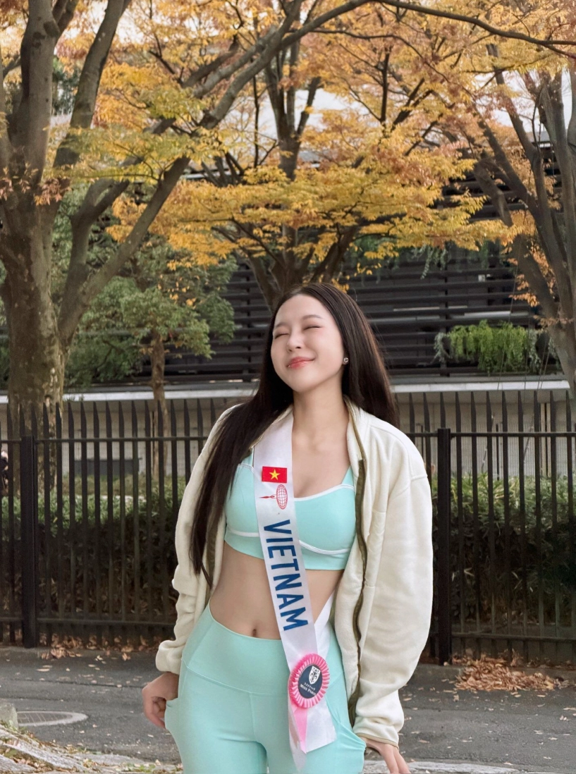 chiếc áo quá rộng với kiều duy tại miss international 2025 - 4