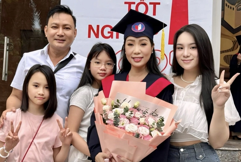 Con gái đại gia ngành nhựa có mẹ là á hậu xưa mũm mĩm nay tuổi 23 chân dài như sếu có điểm đẹp lấn át mẹ - 2