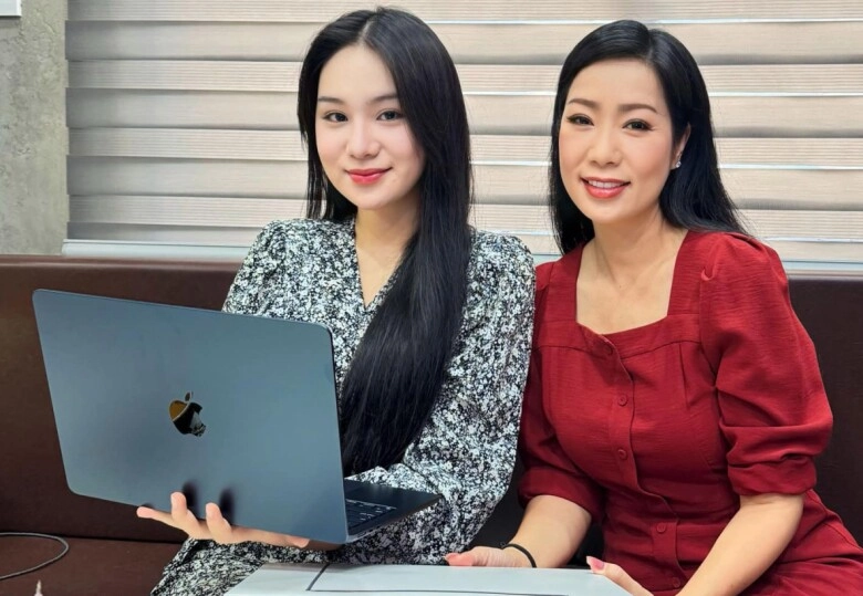 Con gái đại gia ngành nhựa có mẹ là á hậu xưa mũm mĩm nay tuổi 23 chân dài như sếu có điểm đẹp lấn át mẹ - 11