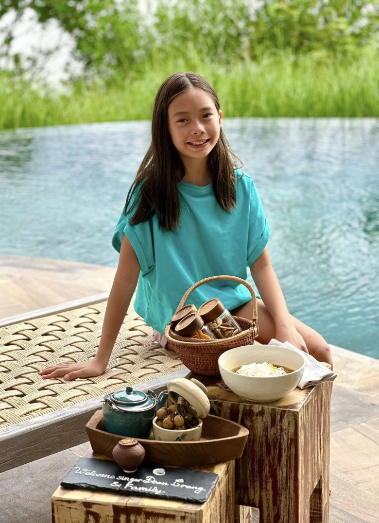 Con gái lai thuỵ điển của nữ ca sĩ nổi tiếng xinh như thiên thần nói được ba thứ tiếng gây chú ý vì làn da trắng hồng - 1