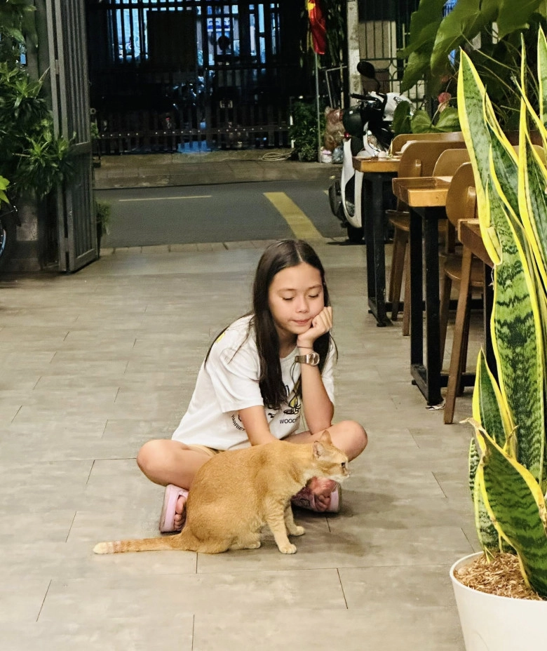 Con gái lai thuỵ điển của nữ ca sĩ nổi tiếng xinh như thiên thần nói được ba thứ tiếng gây chú ý vì làn da trắng hồng - 2