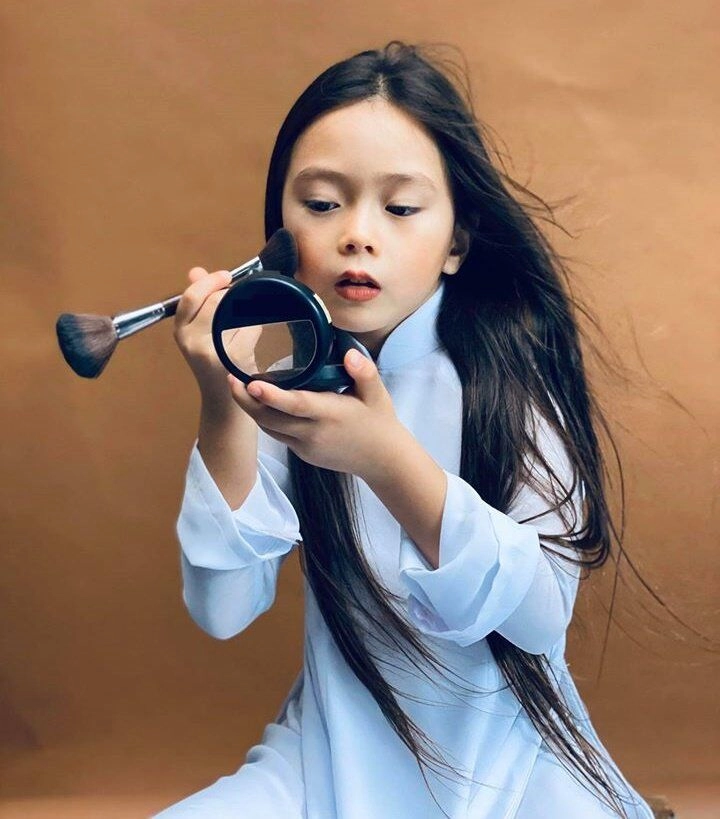 Con gái lai thuỵ điển của nữ ca sĩ nổi tiếng xinh như thiên thần nói được ba thứ tiếng gây chú ý vì làn da trắng hồng - 4