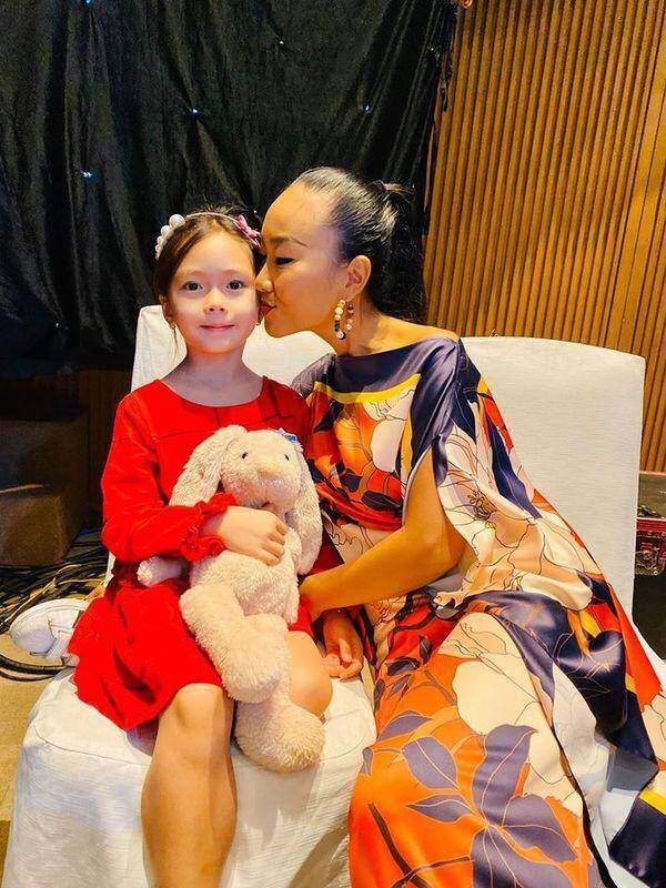 Con gái lai thuỵ điển của nữ ca sĩ nổi tiếng xinh như thiên thần nói được ba thứ tiếng gây chú ý vì làn da trắng hồng - 5