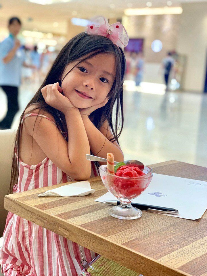 Con gái lai thuỵ điển của nữ ca sĩ nổi tiếng xinh như thiên thần nói được ba thứ tiếng gây chú ý vì làn da trắng hồng - 6