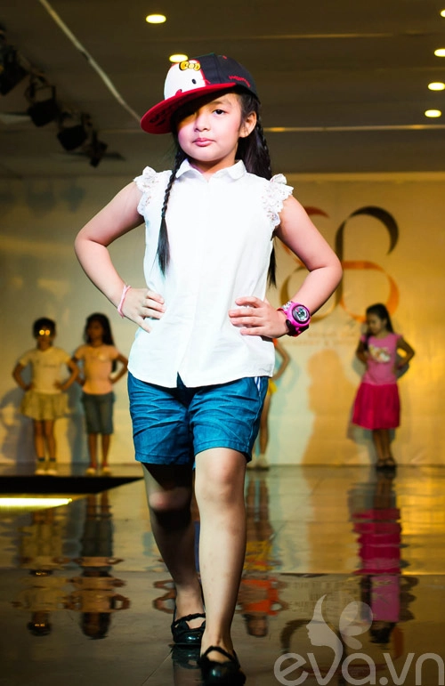 Con gái thúy hằng thúy hạnh tự tin trên sàn catwalk - 9