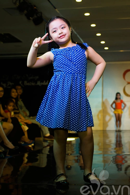 Con gái thúy hằng thúy hạnh tự tin trên sàn catwalk - 12