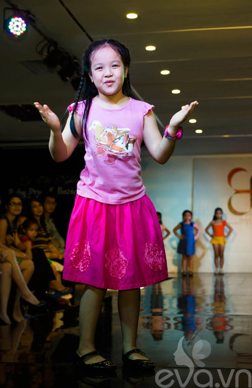 Con gái thúy hằng thúy hạnh tự tin trên sàn catwalk - 13