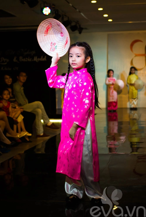 Con gái thúy hằng thúy hạnh tự tin trên sàn catwalk - 14