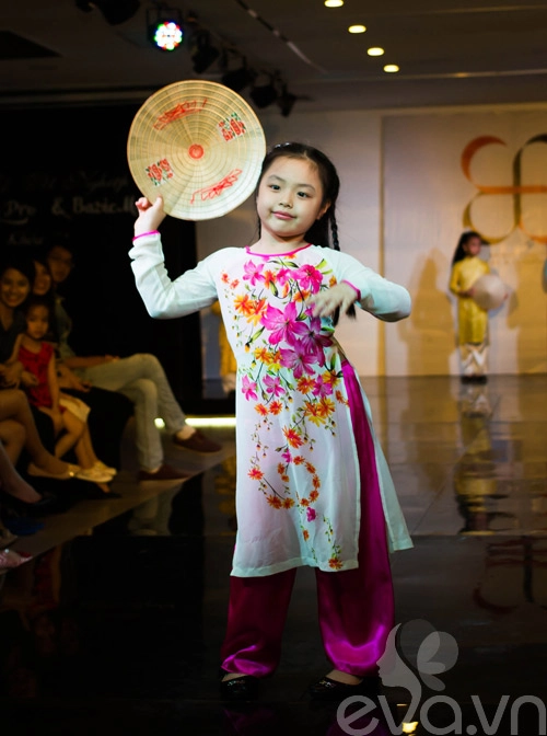 Con gái thúy hằng thúy hạnh tự tin trên sàn catwalk - 15