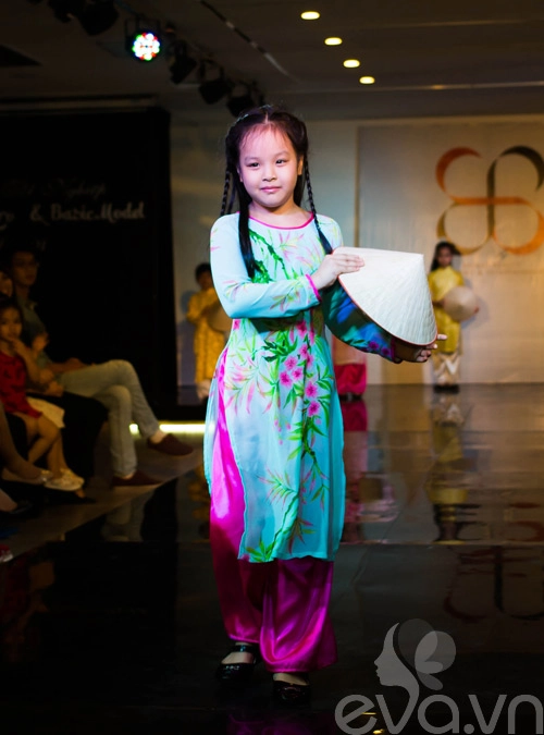 Con gái thúy hằng thúy hạnh tự tin trên sàn catwalk - 16