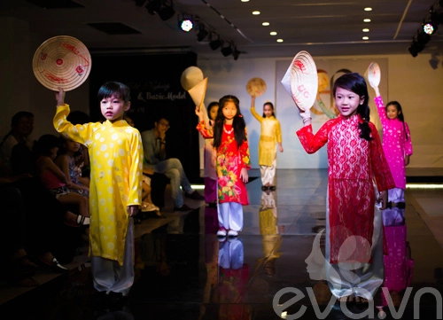 Con gái thúy hằng thúy hạnh tự tin trên sàn catwalk - 17