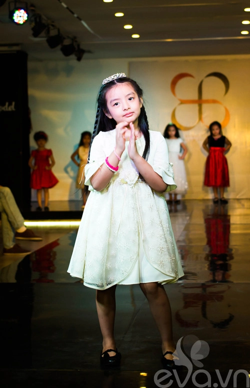 Con gái thúy hằng thúy hạnh tự tin trên sàn catwalk - 18