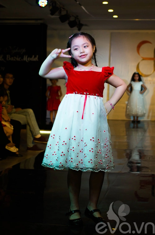 Con gái thúy hằng thúy hạnh tự tin trên sàn catwalk - 19