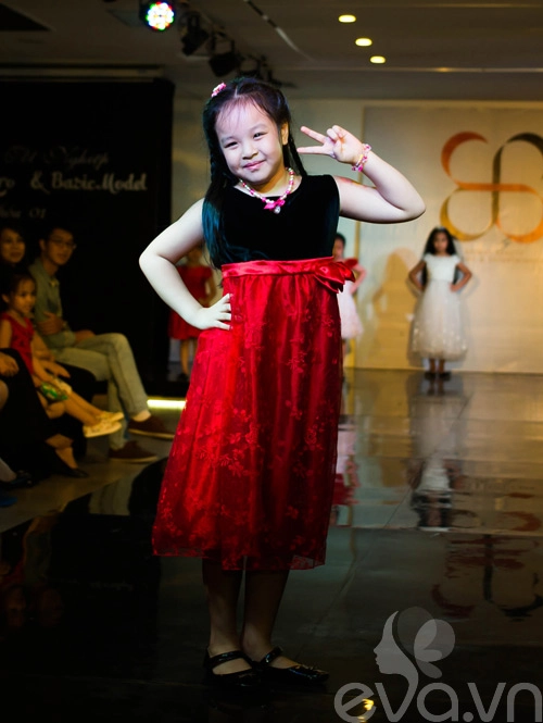 Con gái thúy hằng thúy hạnh tự tin trên sàn catwalk - 20