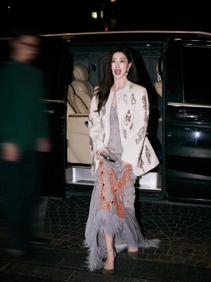 công chúa bắc kinh chu châu giữ dáng thon gọn ở tuổi 41 - 2