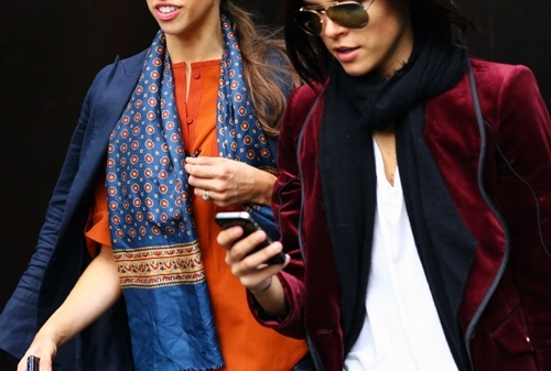 Diện khăn thu đông chuẩn như các fashionista - 1