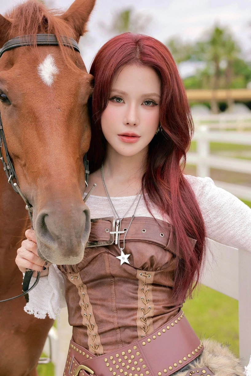 Diệp lâm anh hóa nữ cao bồi đi cưỡi ngựa khoe body nét căng tuổi u40 - 1