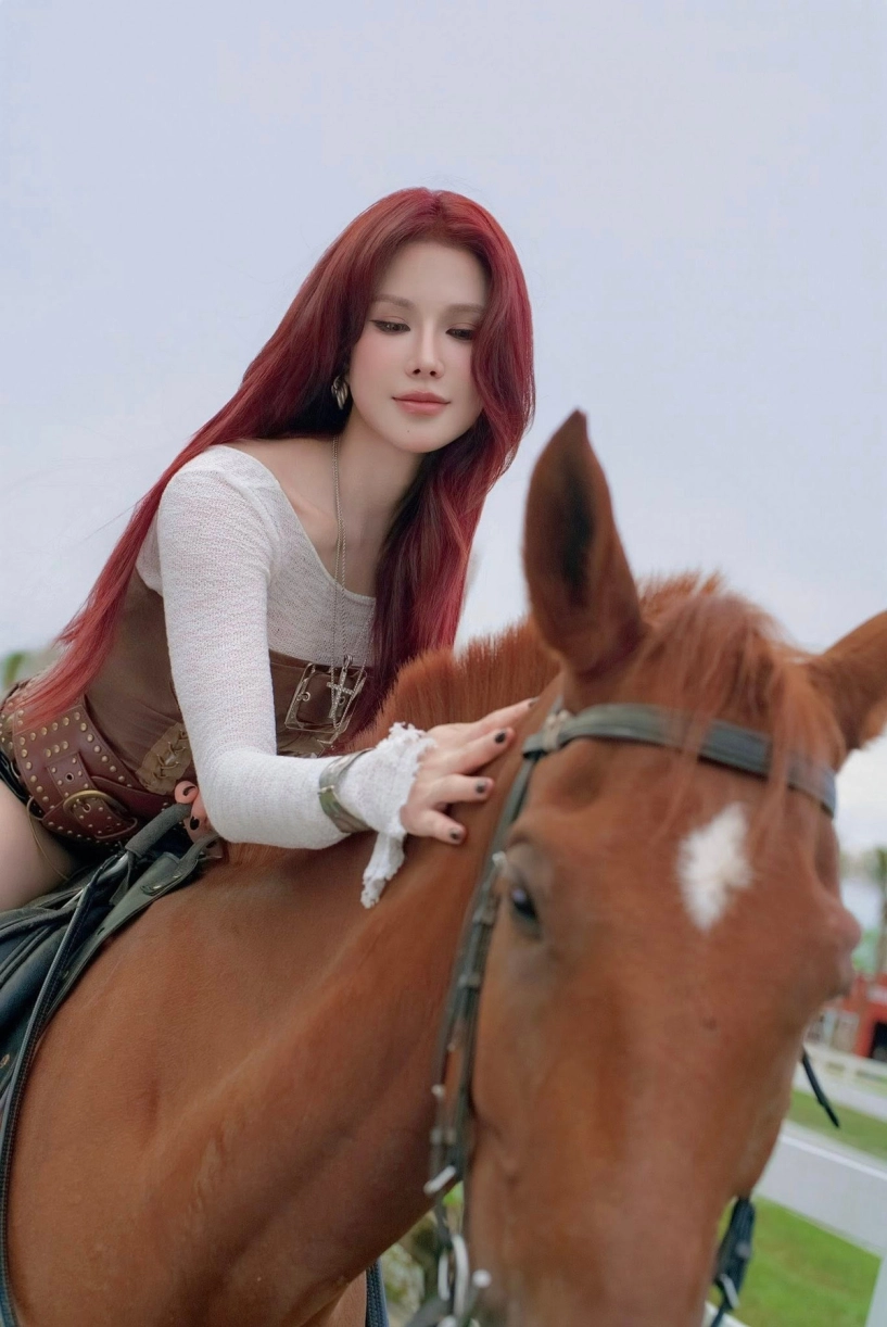 Diệp lâm anh hóa nữ cao bồi đi cưỡi ngựa khoe body nét căng tuổi u40 - 4