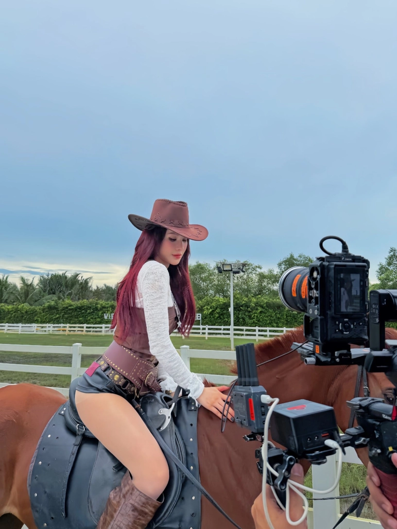 Diệp lâm anh hóa nữ cao bồi đi cưỡi ngựa khoe body nét căng tuổi u40 - 7