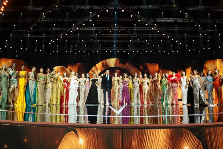 Đối thủ của hương giang trượt ngã trên sân khấu miss universe phải rời đi bằng cáng tình trạng hiện tại thế nào - 1