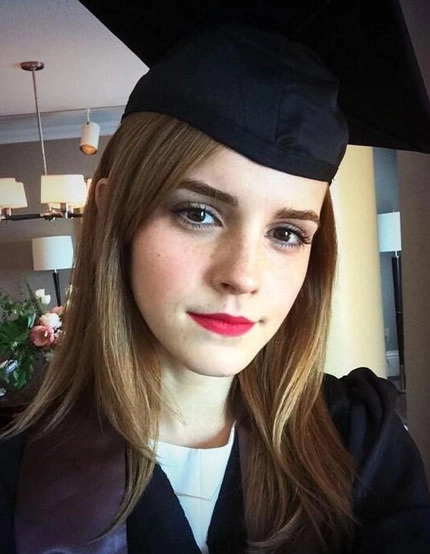 Emma watson đẹp như tranh ở lễ tốt nghiệp - 3