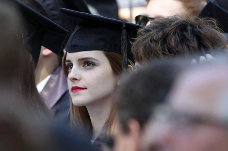 Emma watson đẹp như tranh ở lễ tốt nghiệp - 4
