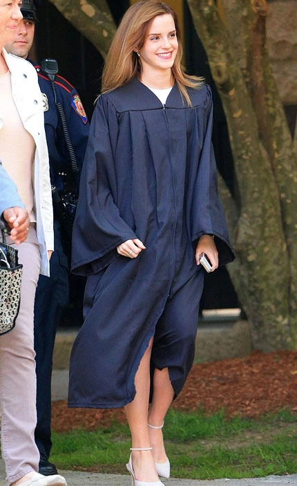 Emma watson đẹp như tranh ở lễ tốt nghiệp - 13