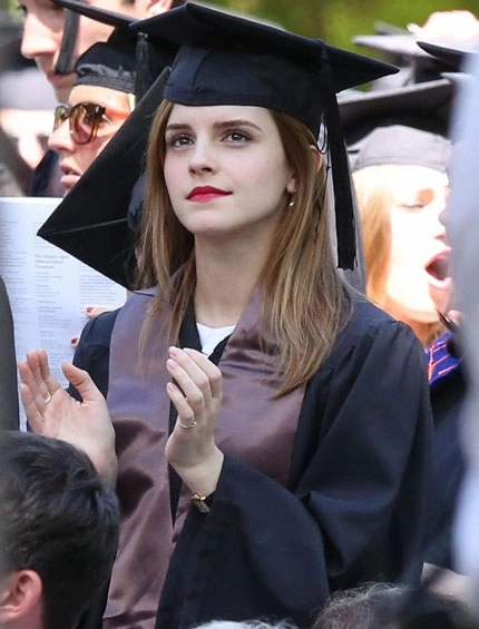 Emma watson đẹp như tranh ở lễ tốt nghiệp - 15