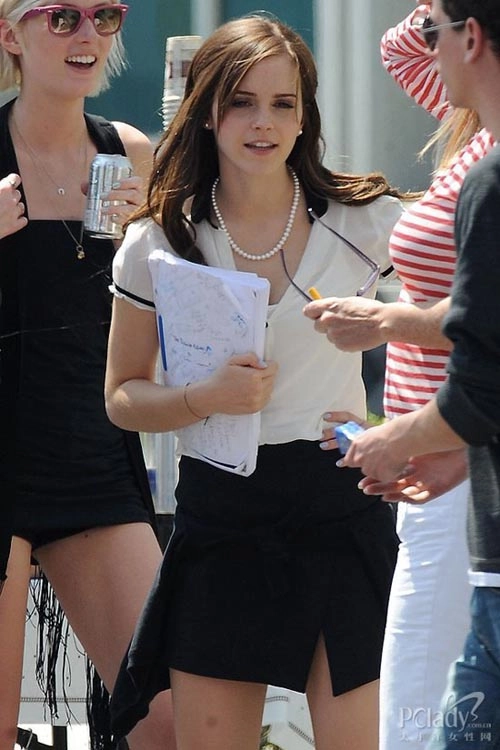 Emma watson khoe chân thon nuột với sooc jeans - 4