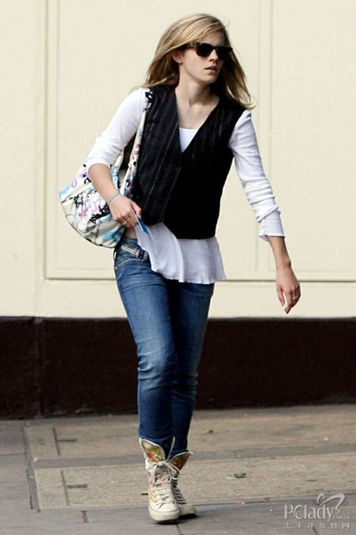 Emma watson khoe chân thon nuột với sooc jeans - 6